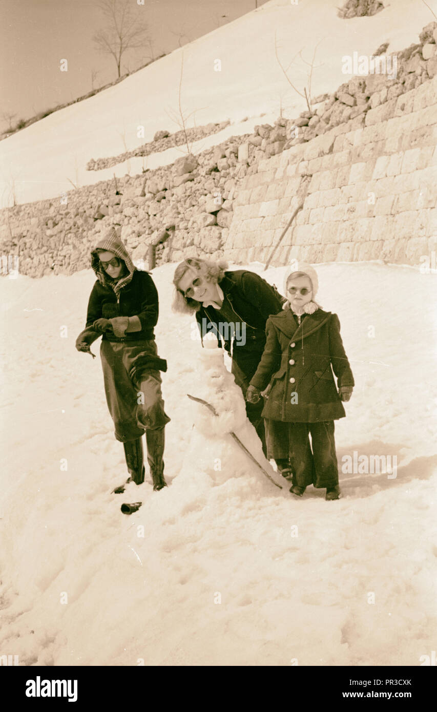 Les cèdres. Partie photographique s'arrête pour un déjeuner de neige froide. Jeunes américains construire un bonhomme de neige en attendant le déjeuner. 1946 Banque D'Images