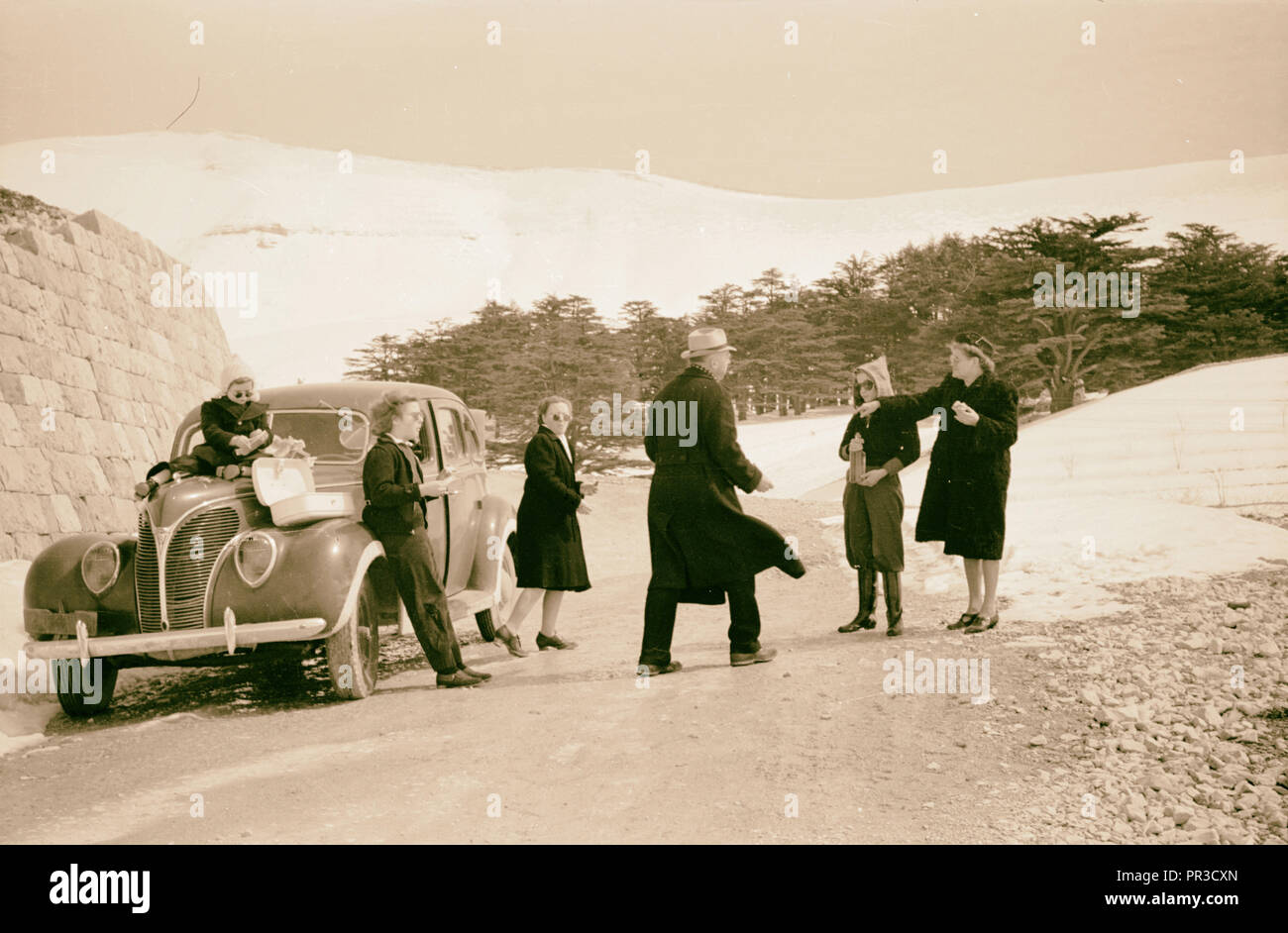 Les cèdres. Partie photographique s'arrête pour un déjeuner de neige froide. 1946, au Liban Banque D'Images