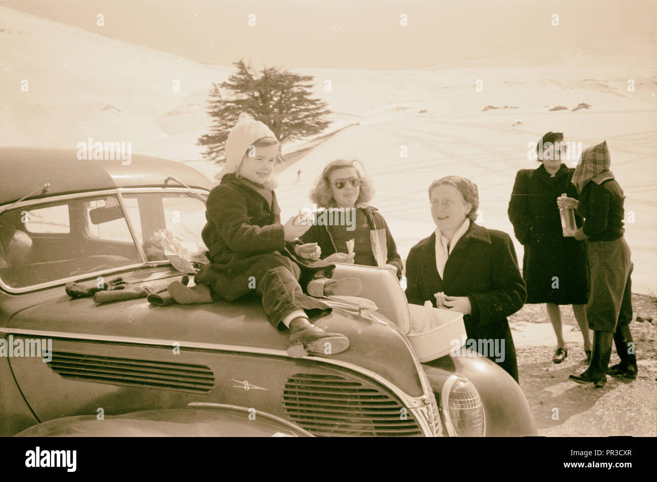 Les cèdres. Partie photographique s'arrête pour un déjeuner de neige froide. 1946, au Liban Banque D'Images