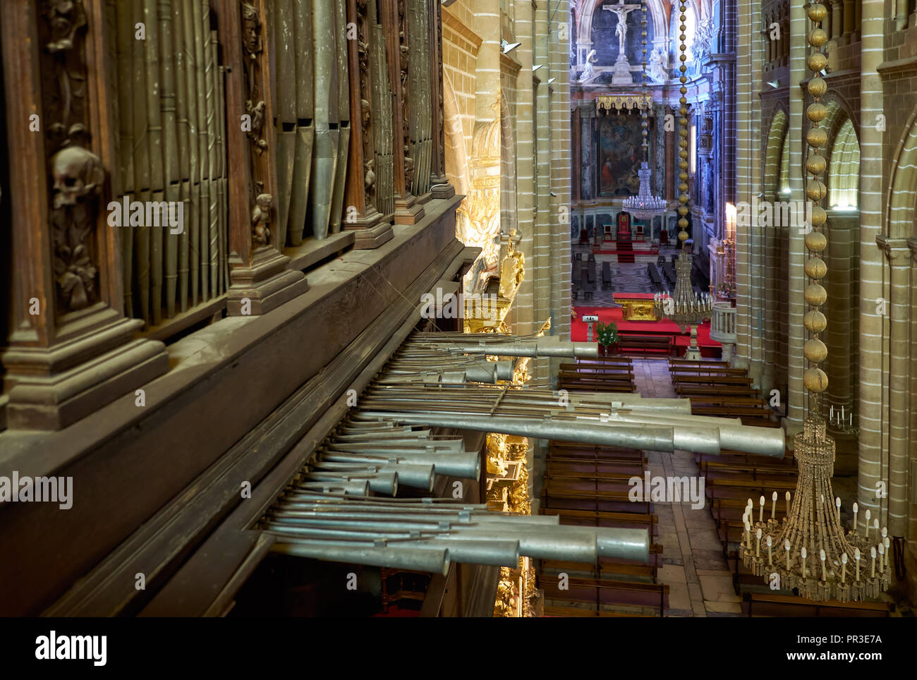 EVORA, PORTUGAL - 01 juillet 2016 : Le gros plan de tuyaux d'orgue en cas baroque richement décorée de sculptures dans la Cathédrale d'Evora. Evora. P Banque D'Images