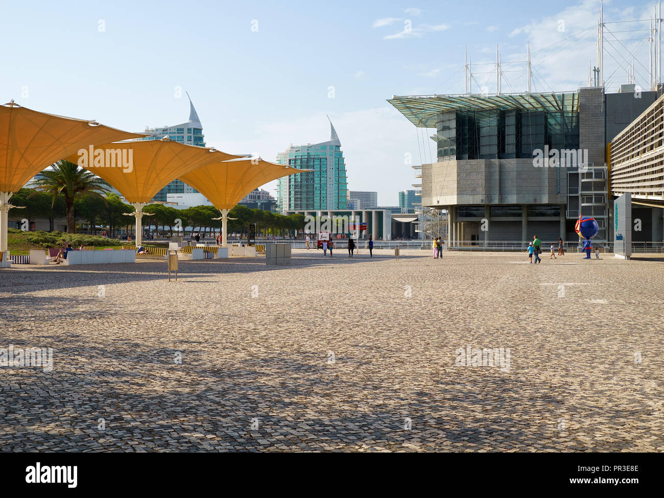 Lisbonne, Portugal - 04 juillet 2016 : la place en face de la la l'Océanarium de Lisbonne - l'ancien pavillon des océans dans le monde Expo 1998 Parc de th Banque D'Images