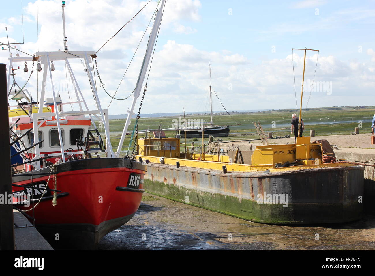 Trawler et barge en habour, Tide, Leigh on Sea, Essex Banque D'Images