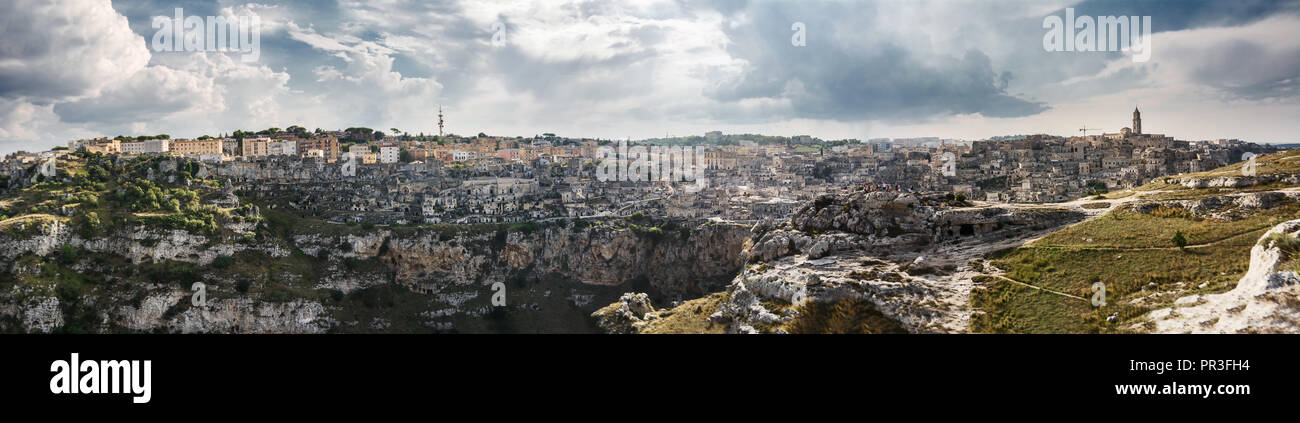 Matera, Italie - 18 août 2018 : les touristes regardant les Sassi di Matera à partir de la colline d'en face Banque D'Images