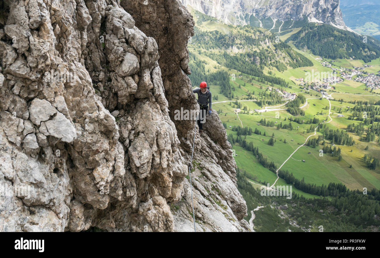 Les jeunes femmes attrayantes d'alpiniste sur une difficile via ferrata dans les Dolomites en Alta Badia dans le Sud Tyrol en Italie Banque D'Images