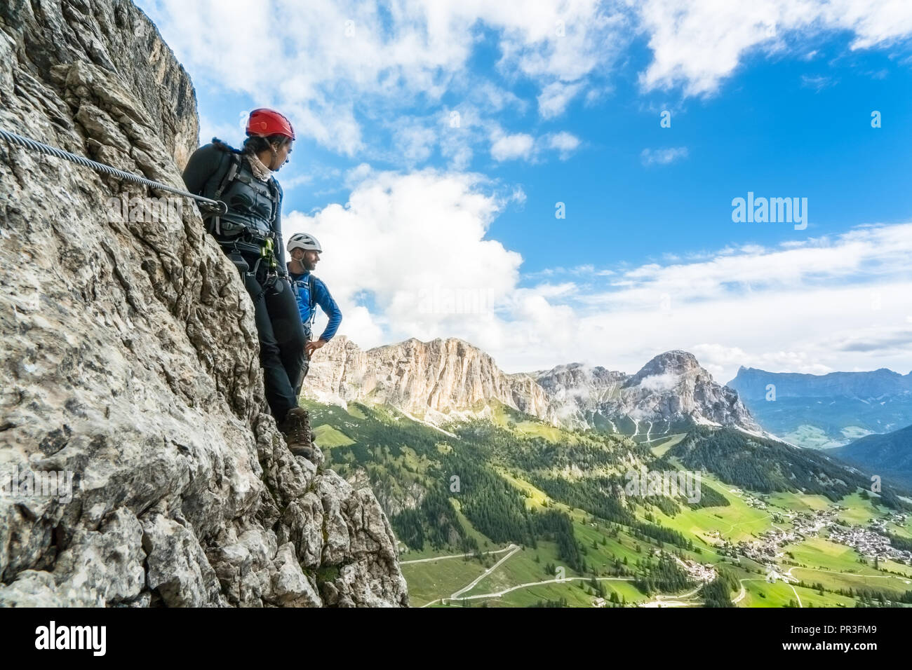 D'alpinistes sur une via ferrata dans les Dolomites en Alta Badia Banque D'Images