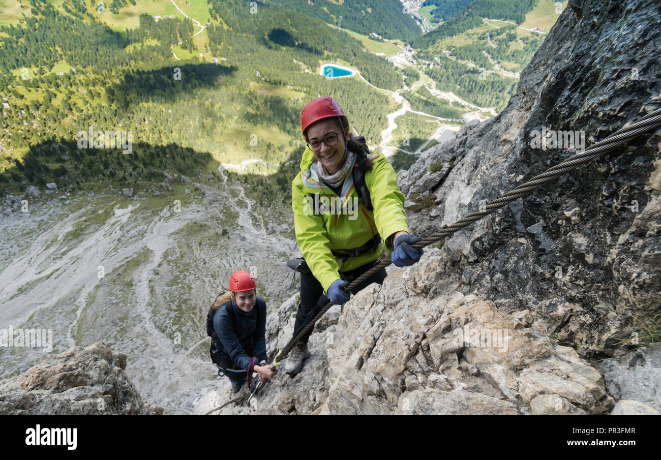 Deux jeunes femmes attrayantes d'alpiniste dans les Dolomites de l'Italie avec une très belle vue Banque D'Images