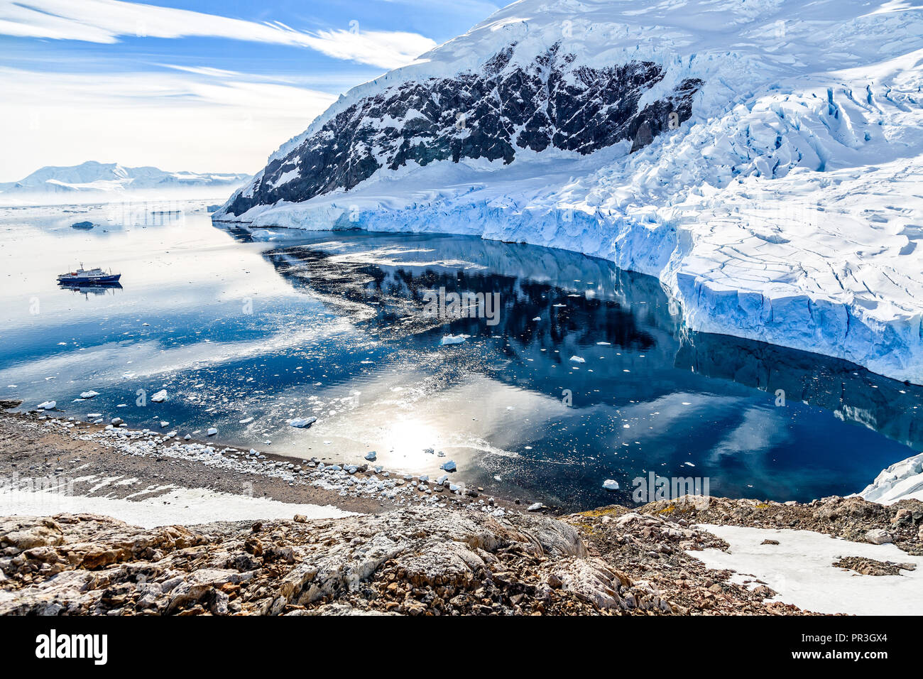 Paysage de montagne antarctique avec bateau de croisière immobile sur la surface de la baie de Neco, Antarctique Banque D'Images