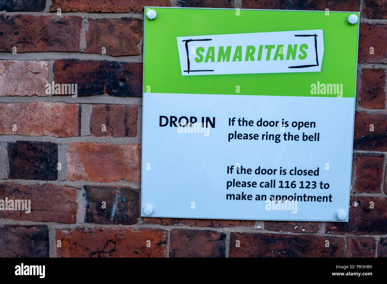 Samaritains chute de signer au mur extérieur, UK Banque D'Images
