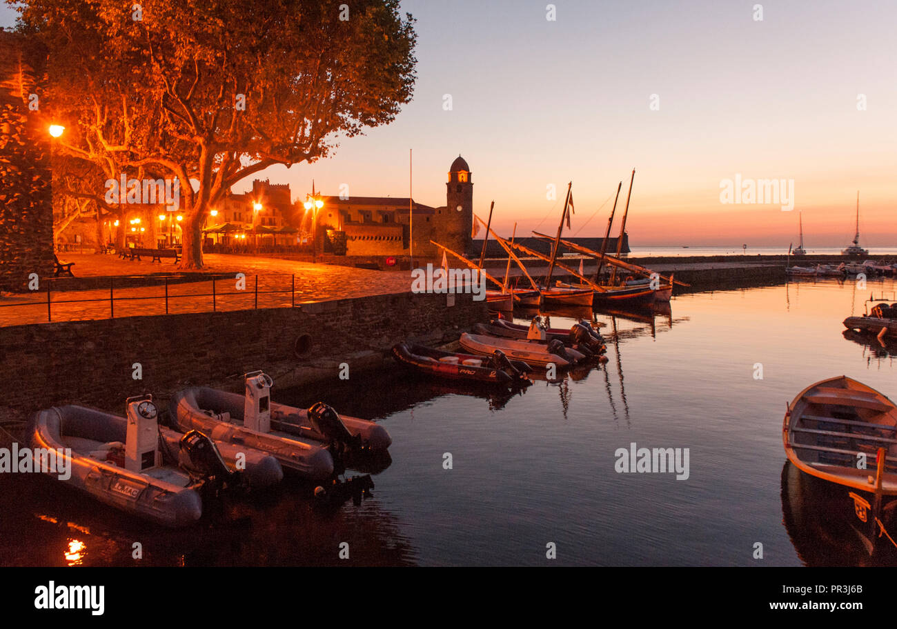 Barques catalanes traditionnelles sont amarrés dans le port de Collioure, vu dans la lumière du matin Banque D'Images