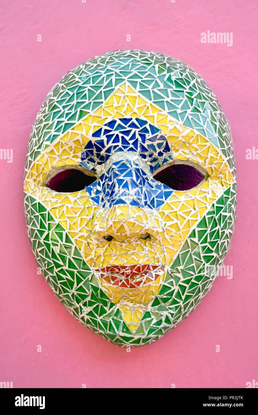 Olinda, Brésil, Pernanbuco - Juillet 2018 : Papangu masques, un costume de carnaval traditionnel local, exposé au mur de la rue d'Olinda Banque D'Images