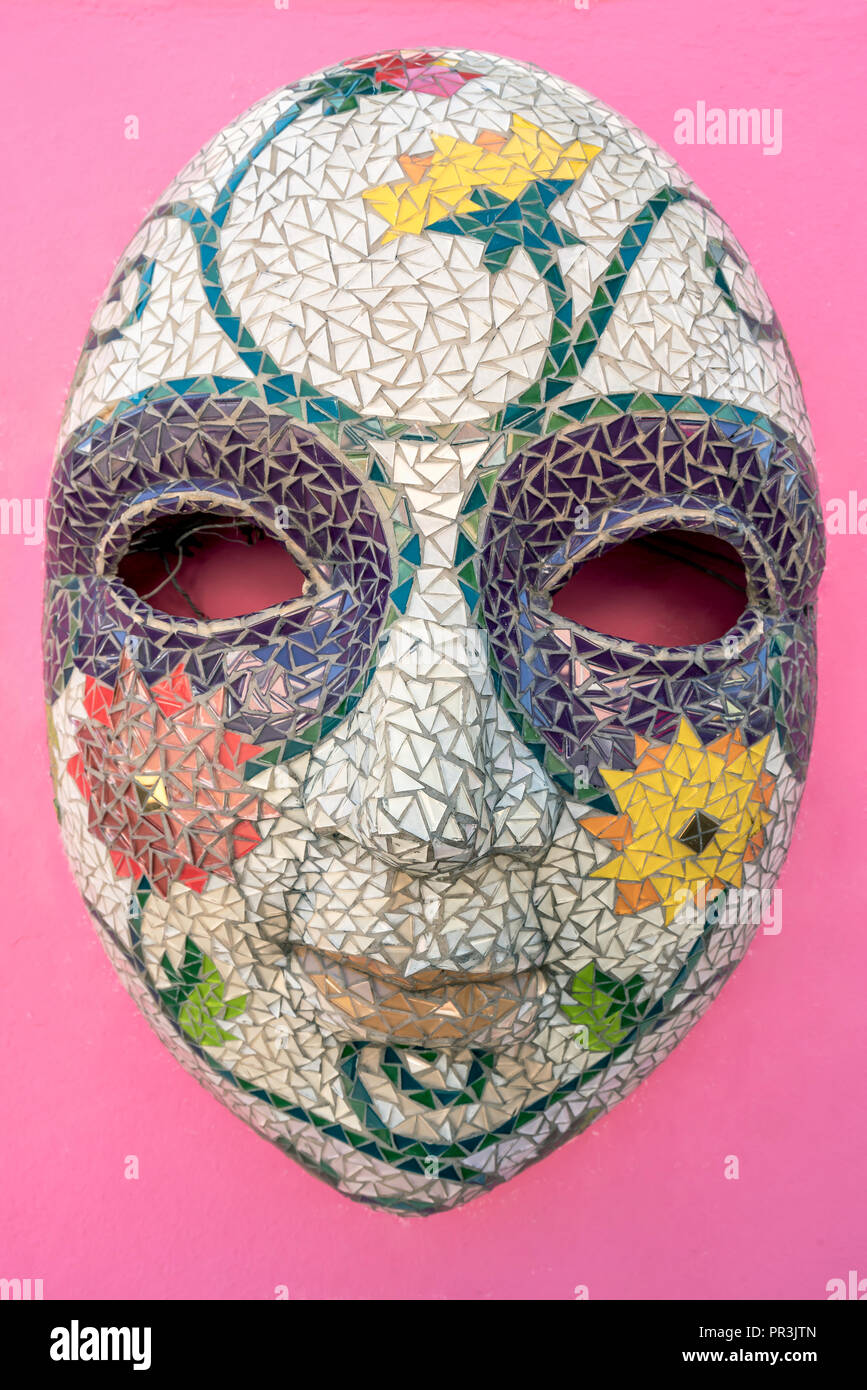 Olinda, Brésil, Pernanbuco - Juillet 2018 : Papangu masques, un costume de carnaval traditionnel local, exposé au mur de la rue d'Olinda Banque D'Images