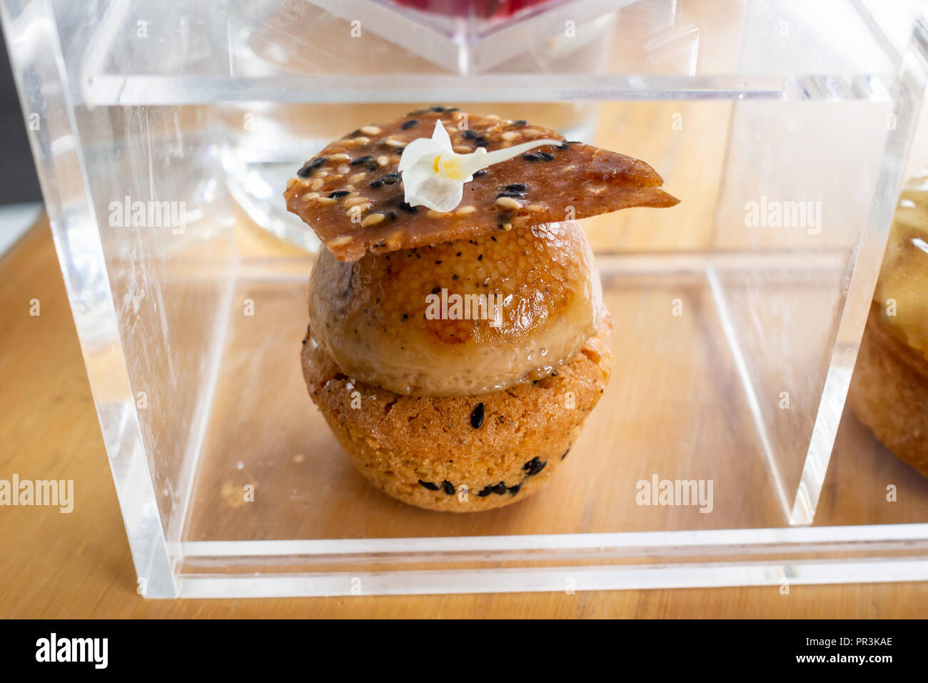 Petit Gateau Avec Hojicha Brulee Sesame Noir Et Sesame Breton Sable Nougatine Photo Stock Alamy