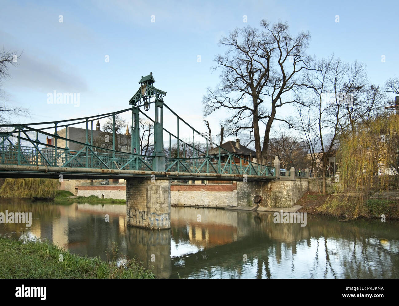 Pont sur le canal vert Mlynowka à Opole. Pologne Banque D'Images