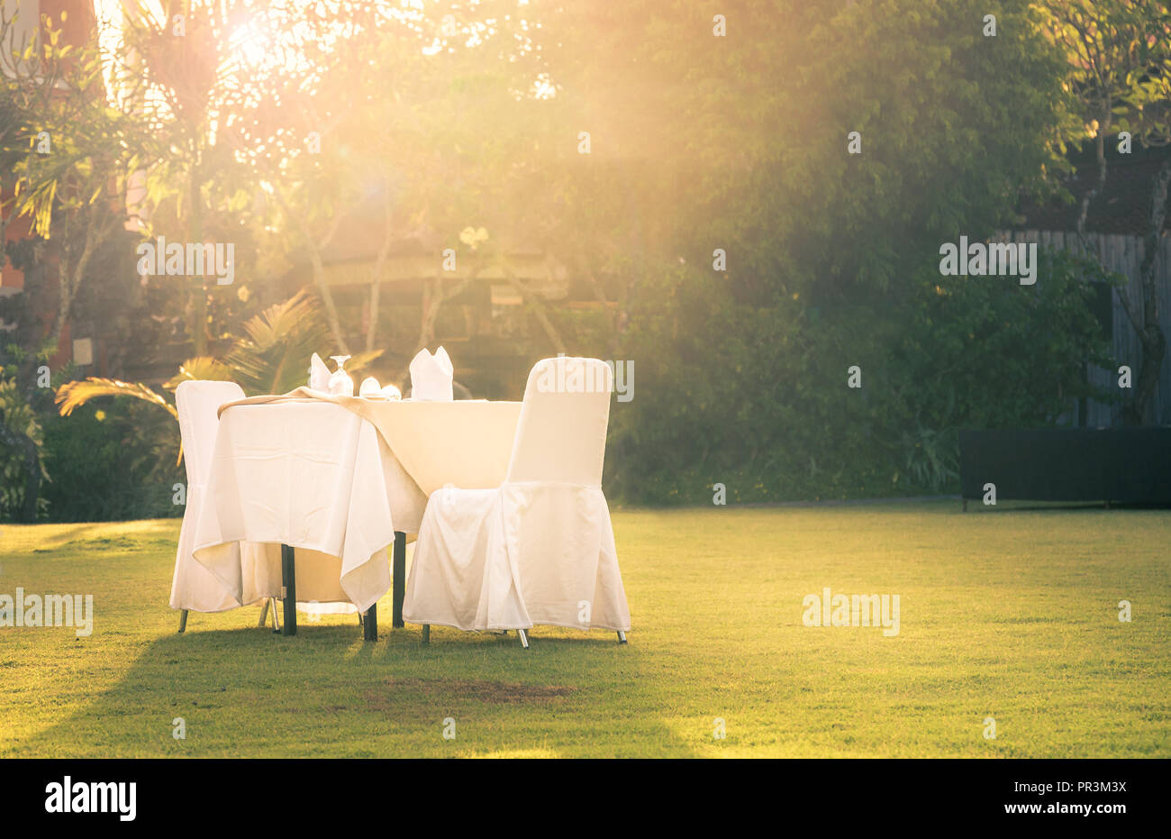 Des chaises et des tables préparées pour garden party Banque D'Images