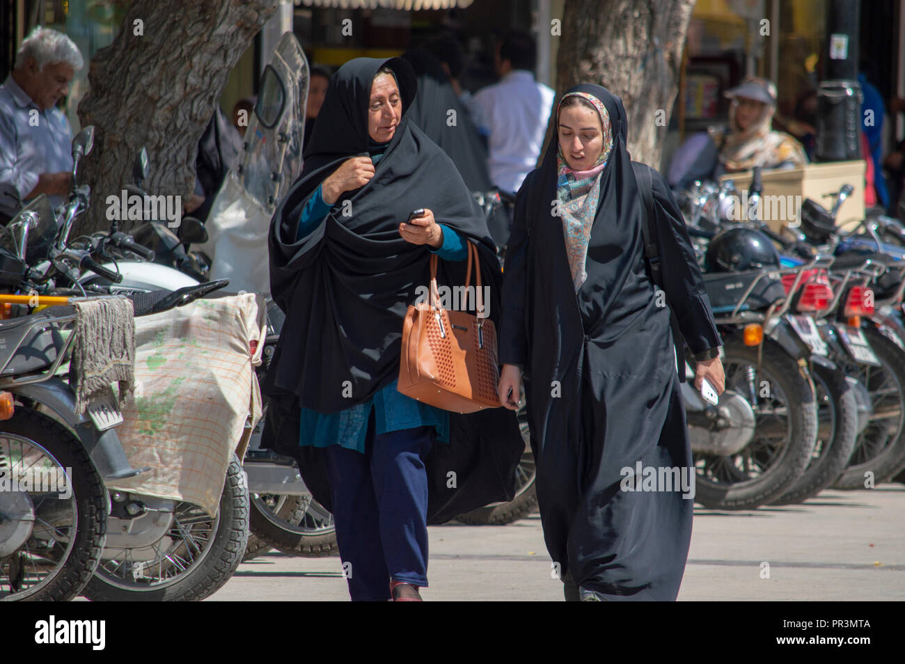 Une paire de femmes marchant à Shiraz, Iran Banque D'Images