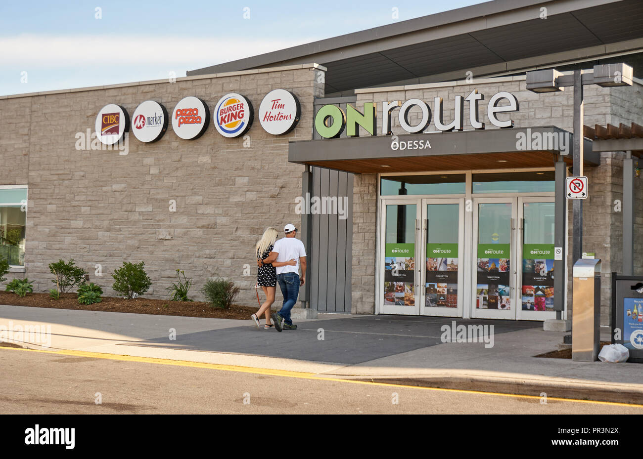 L'ONTARIO, CANADA - 12 juillet 2018 : service ONroute et bâtiment. Service ONroute est une société canadienne qui exploite l'autoroute aires de repos le long de l'autoroute 40 Banque D'Images