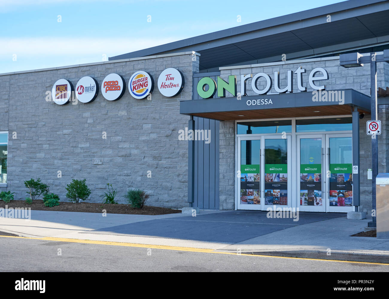 L'ONTARIO, CANADA - 12 juillet 2018 : service ONroute et bâtiment. Service ONroute est une société canadienne qui exploite l'autoroute aires de repos le long de l'autoroute 40 Banque D'Images