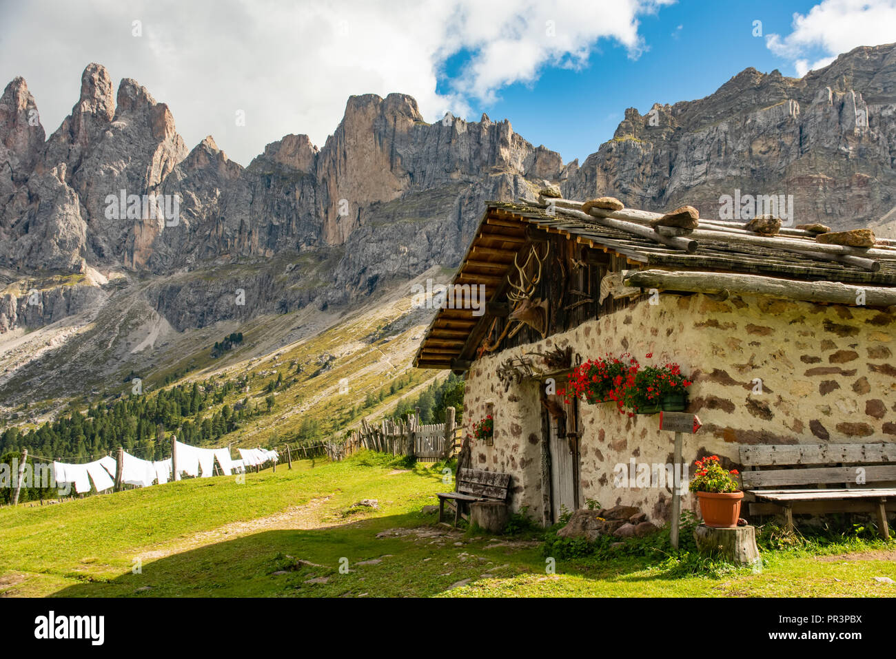 Magnifique paysage de montagne en rifujio Brogles Dolomites Italie Banque D'Images