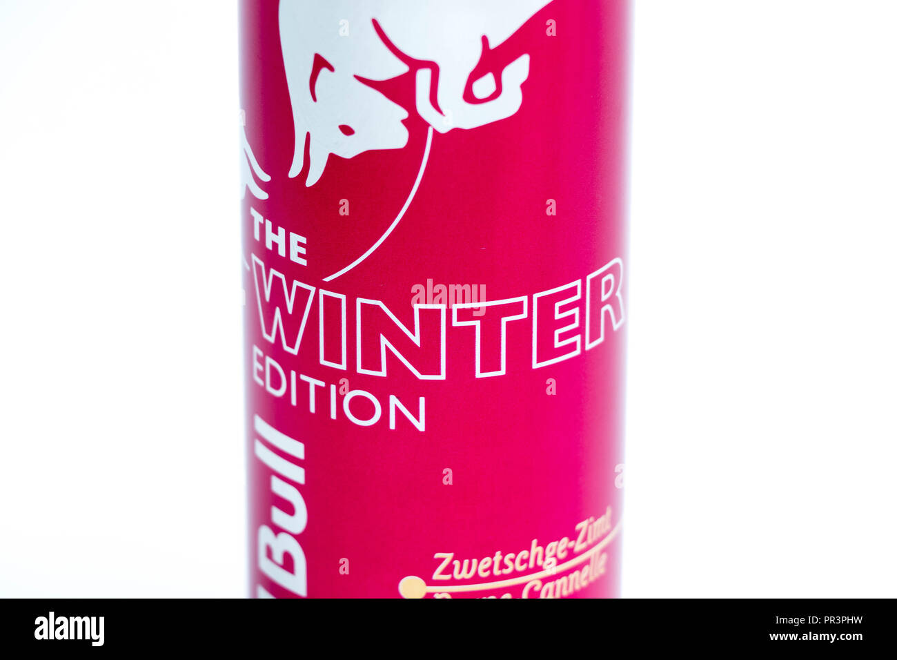 Red Bull energy drink édition hiver pourpre rose prune cannelle Photo Stock Alamy