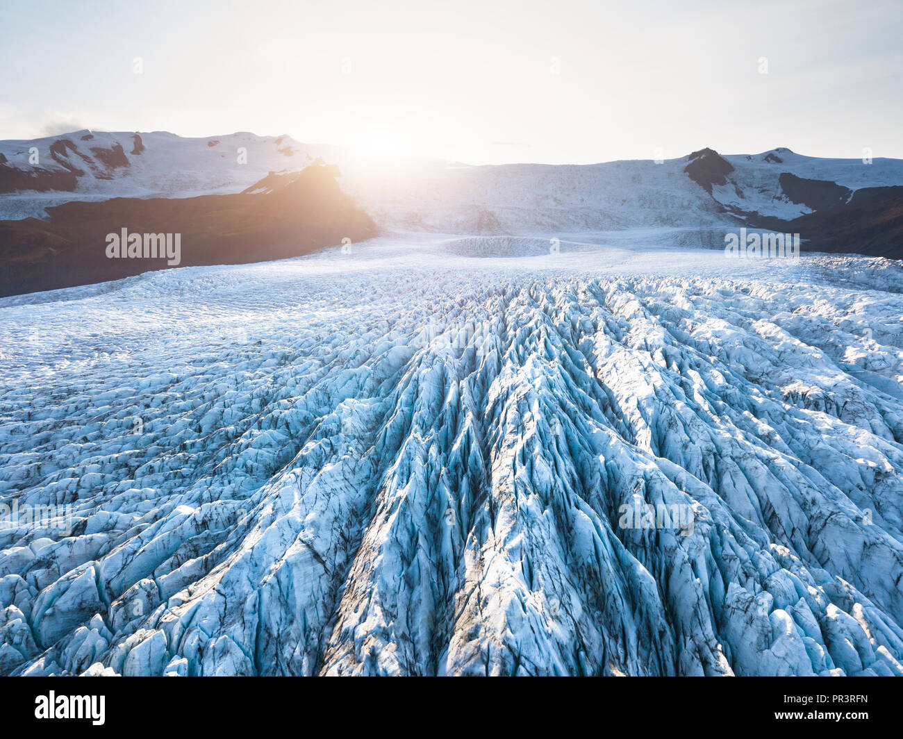 Détails de la surface des glaciers vus du dessus avec des crevasses et des séracs, vue aérienne de drone en Islande Vatnajökull, plus grande calotte glaciaire d'islande, belle Banque D'Images