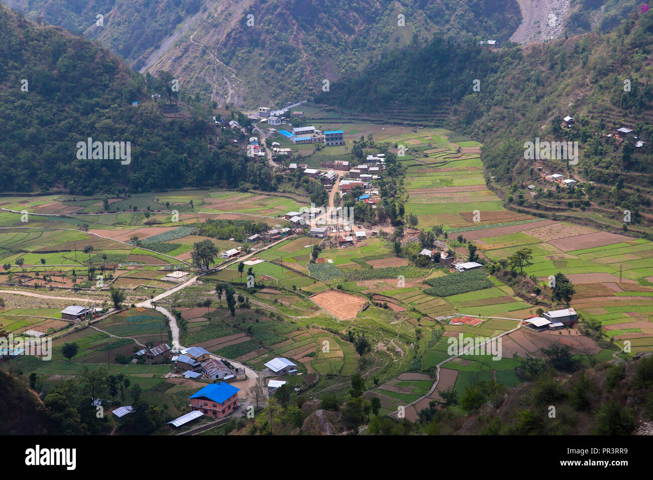 Un petit village entouré de montagnes dans un secteur rural Banque D'Images