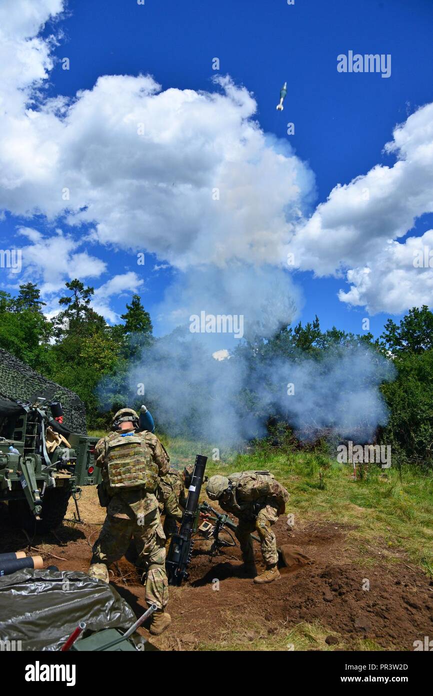 L'ARMÉE AMÉRICAINE Mortarmen affecté au 2e Bataillon, 503e Régiment d'infanterie, 173e Brigade aéroportée, un feu de mortier de 120 mm pendant un exercice de tir réel dans le cadre de l'exercice Rock Knight à Postonja Pocek en gamme, la Slovénie, le 25 juillet 2017. L'exercice Rock Knight est un exercice d'entraînement bilatéral entre l'armée américaine 173e Brigade aéroportée et les forces armées slovènes, portait sur des petites unités tactiques et faire fond sur les enseignements tirés, en forgeant des liens et améliorer la réceptivité entre les forces alliées. La 173e Brigade aéroportée de l'armée américaine est la force de réaction d'urgence en Europe, fournissant rapidement- Banque D'Images