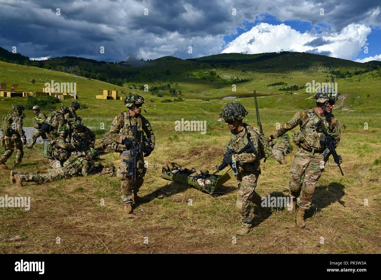 Les parachutistes de l'Armée américaine affecté au 2e Bataillon, 503e Régiment d'infanterie, 173e Brigade aéroportée, la conduite d'évacuation au cours d'un exercice de tir réel dans le cadre de l'exercice Rock Knight à Postonja Pocek en gamme, la Slovénie, le 25 juillet 2017. L'exercice Rock Knight est un exercice d'entraînement bilatéral entre l'armée américaine 173e Brigade aéroportée et les forces armées slovènes, portait sur des petites unités tactiques et faire fond sur les enseignements tirés, en forgeant des liens et améliorer la réceptivité entre les forces alliées. La 173e Brigade aéroportée de l'armée américaine est la force de réaction d'urgence en Europe, providin Banque D'Images