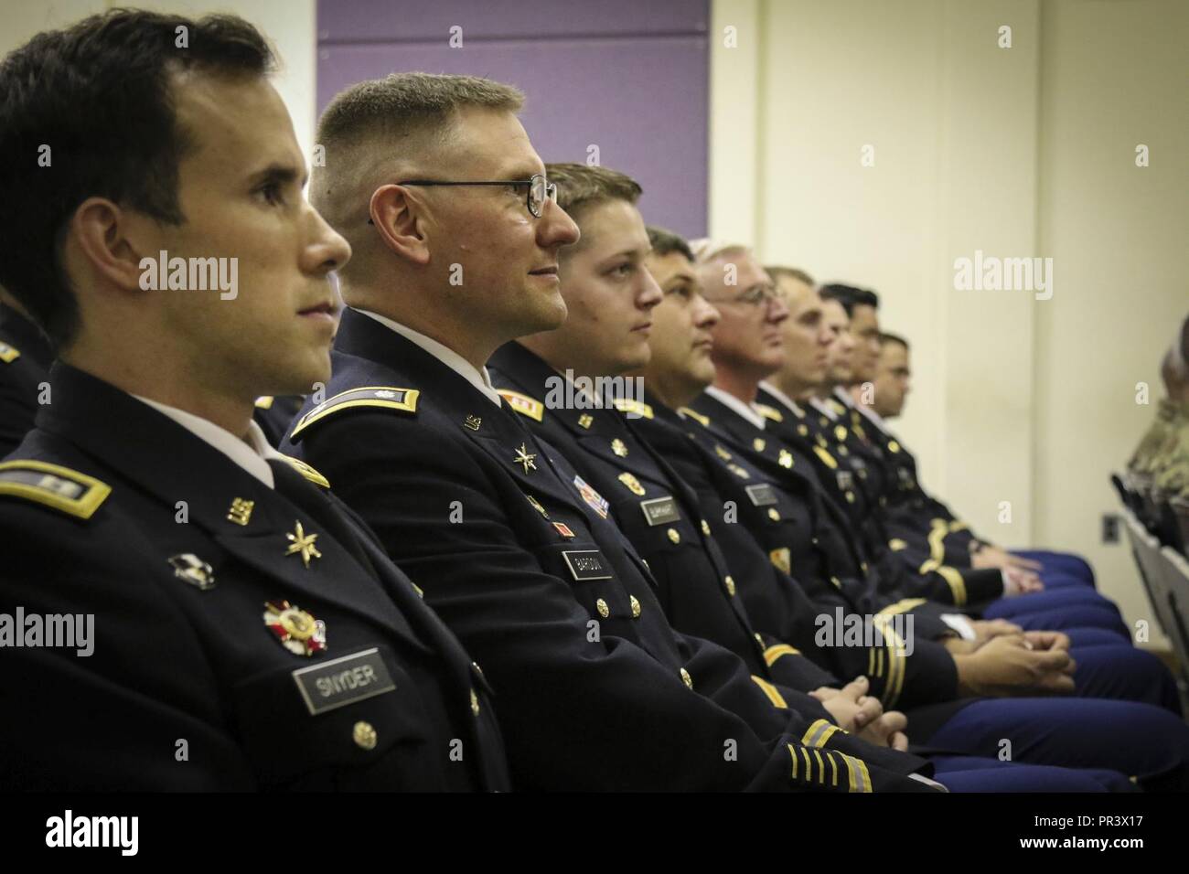 Un groupe d'officiers de l'armée d'écouter le conférencier invité lors d'une opérations remarques Cyber Cours d'officier de la remise des diplômes à l'Armée de Cyber Centre d'excellence sur Fort Gordon, la Géorgie, le 25 juillet. Au cours de la cérémonie 17 officiers diplômés dont cinq officiers de réserve de l'armée la réserve de l'Armée de Cyberopérations, groupe 335La commande Signal (Théâtre) qui ont été les premiers à partir de leur composant pour compléter le cours. Banque D'Images