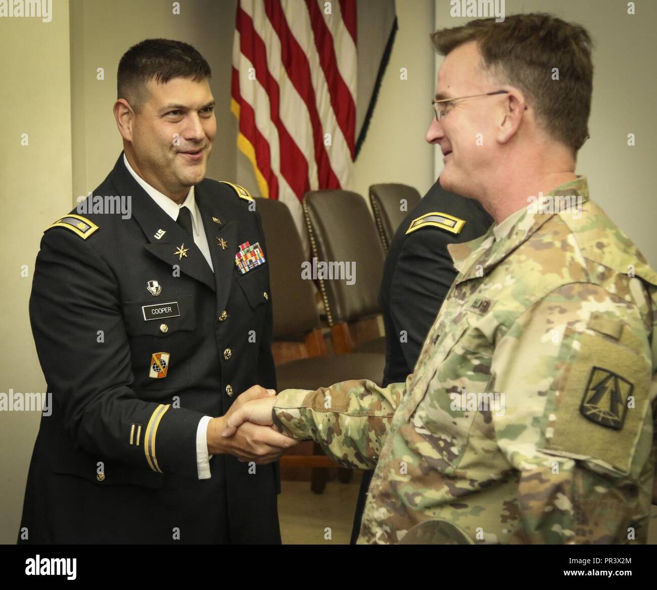 Officier de réserve de l'armée américaine Le major Vincent Cooper (à gauche), un réseau de cyber defence manager, capitale nationale Cyber Protection Team-183, Réserve de l'Armée de Cyberopérations, groupe 335La commande Signal (théâtre), serre la main du colonel James "Jim" Chatfield, directeur des cyberopérations, 335SC (T) à la suite d'un cours d'officier des opérations cybernétiques des diplômes à Fort Gordon, en Géorgie le 25 juillet. Cooper et quatre autres officiers furent les premiers soldats de la réserve de l'armée d'obtenir leur diplôme en profondeur les 30 semaines de cours. Banque D'Images