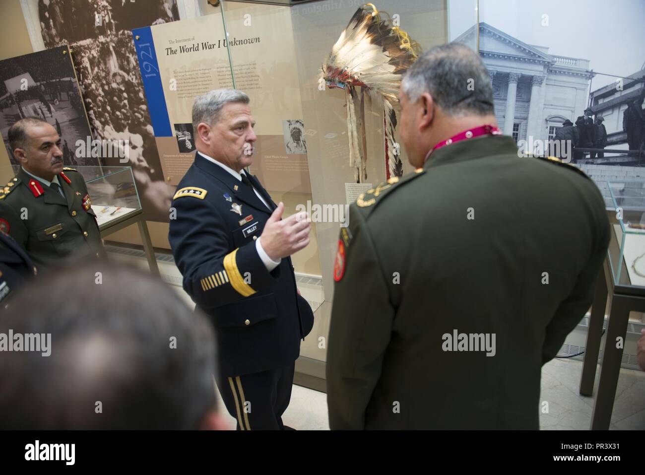 Le Général Mark Milley, chef d'état-major de l'armée américaine parle avec le lieutenant général Mahmoud Freihat, chef d'état-major général de l'armée, la Jordanie dans l'Amphithéâtre Memorial Afficher Prix sur la Tombe du Soldat inconnu au cimetière national d'Arlington, Arlington, Va., le 26 juillet 2017. Freihat ont participé plus tôt dans une armée Full honneur Wreath-Laying sur la Tombe du Soldat inconnu. Banque D'Images