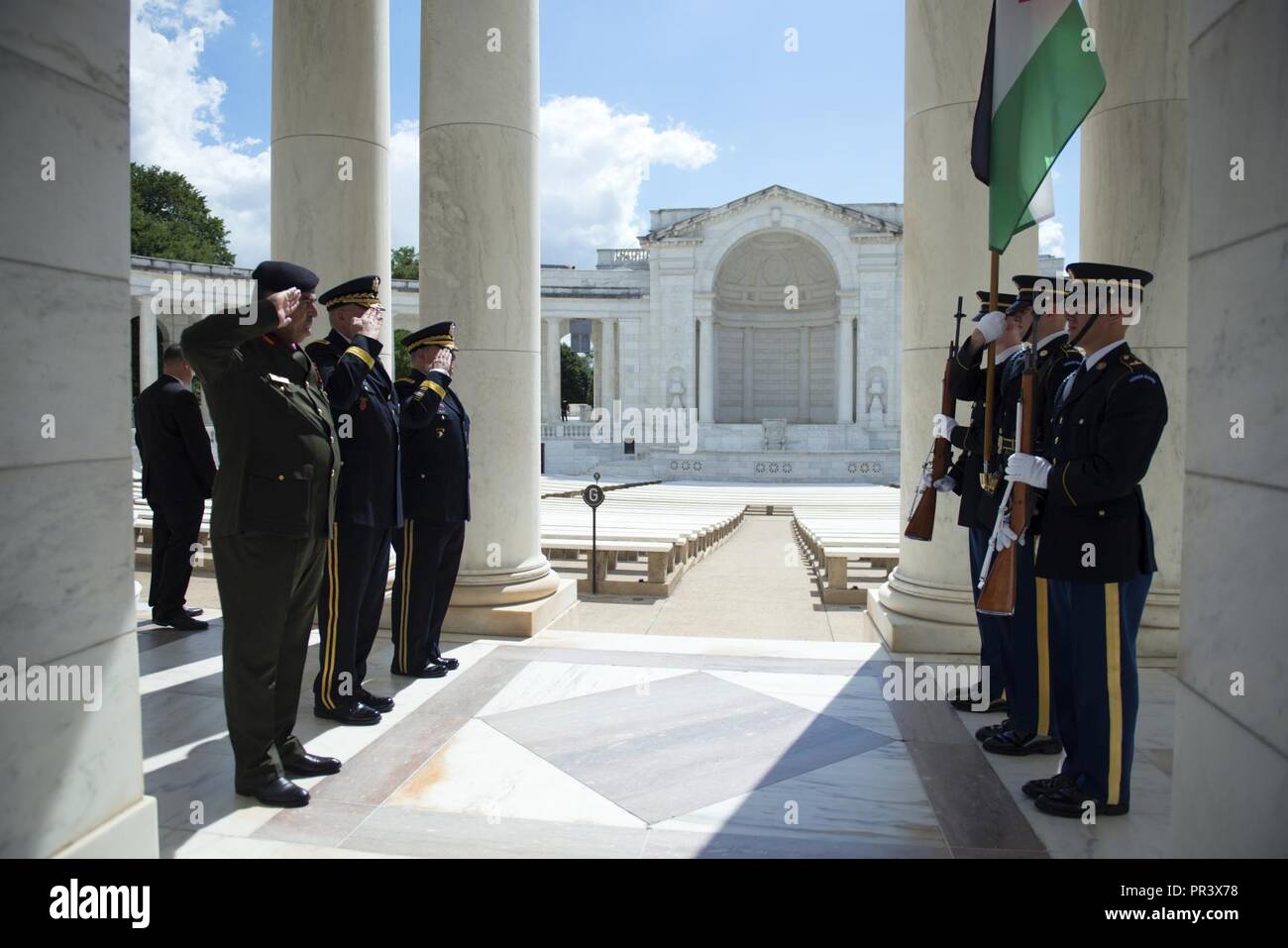 (À partir de la gauche) Le lieutenant général Mahmoud Freihat, chef d'état-major général, en Jordanie ; le général de l'armée d'un Peter Gallagher, directeur, Architecture, exploitation, réseaux et de l'espace, le Bureau d'information de l'armée ; et le général Mark Milley, chef d'état-major de l'armée américaine ; rendre Honneurs au drapeau jordanien dans le mémorial du Cimetière National d'Arlington, Arlington, Va., le 26 juillet 2017. Freihat ont participé à une armée tous les honneurs Wreath-Laying sur la Tombe du Soldat inconnu que jour et visité l'Amphithéâtre Memorial Prix d'affichage. Banque D'Images