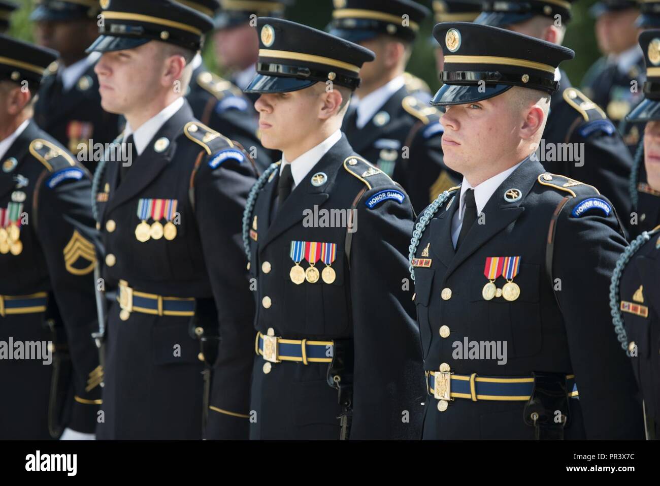 Les soldats participent à l'Armée tous les honneurs d'une cérémonie de dépôt de gerbe0sur la Tombe du Soldat inconnu en l'honneur du lieutenant général Mahmoud Freihat, chef d'état-major général de l'armée, de la Jordanie au cimetière national d'Arlington, Arlington, Va., le 26 juillet 2017. Freihat a aussi visité le Memorial Amphitheater Afficher prix. Banque D'Images