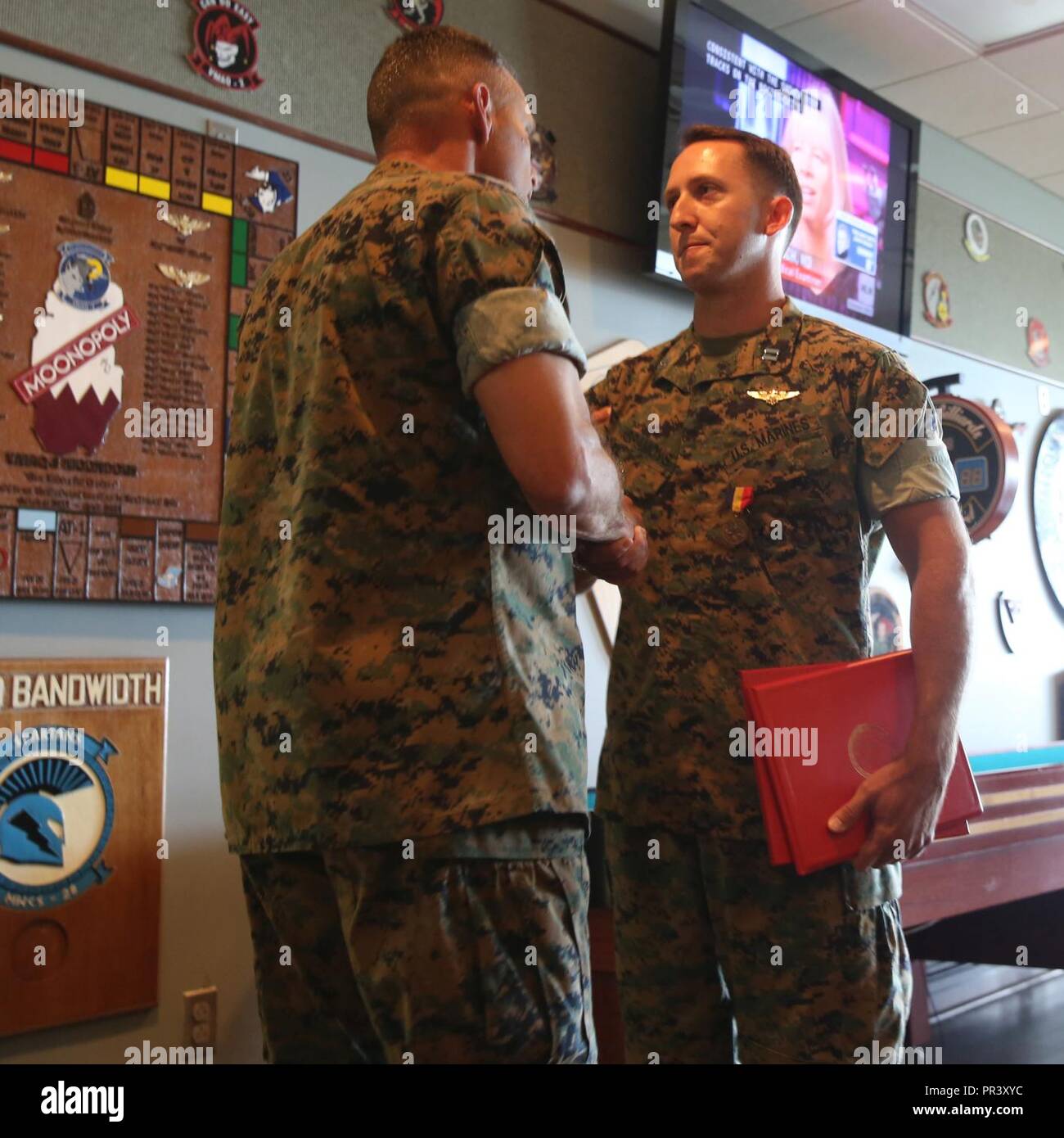 Le général Matthew Glavy, serre la main du Capitaine Peter Abramovs après lui accordant la Médaille de la Marine et du Corps de Marine Corps Air Station Cherry Point, N.C., 28 juillet 2017. Abramovs a reçu la médaille de sauvetage plusieurs marines quand son MV-22 Osprey a connu un atterrissage dur le 17 mai 2015. Abramovs a été blessé à l'atterrissage, mais portés au compte de l'épave en feu pour aider ses collègues de Marines. Glavy est le général commandant du 2e Escadre d'avions, et marine est un Abramovs AV-8B Harrier II pilot avec Marine Attack Squadron 231, Marine Aircraft Group 14, 2D MAW. Banque D'Images