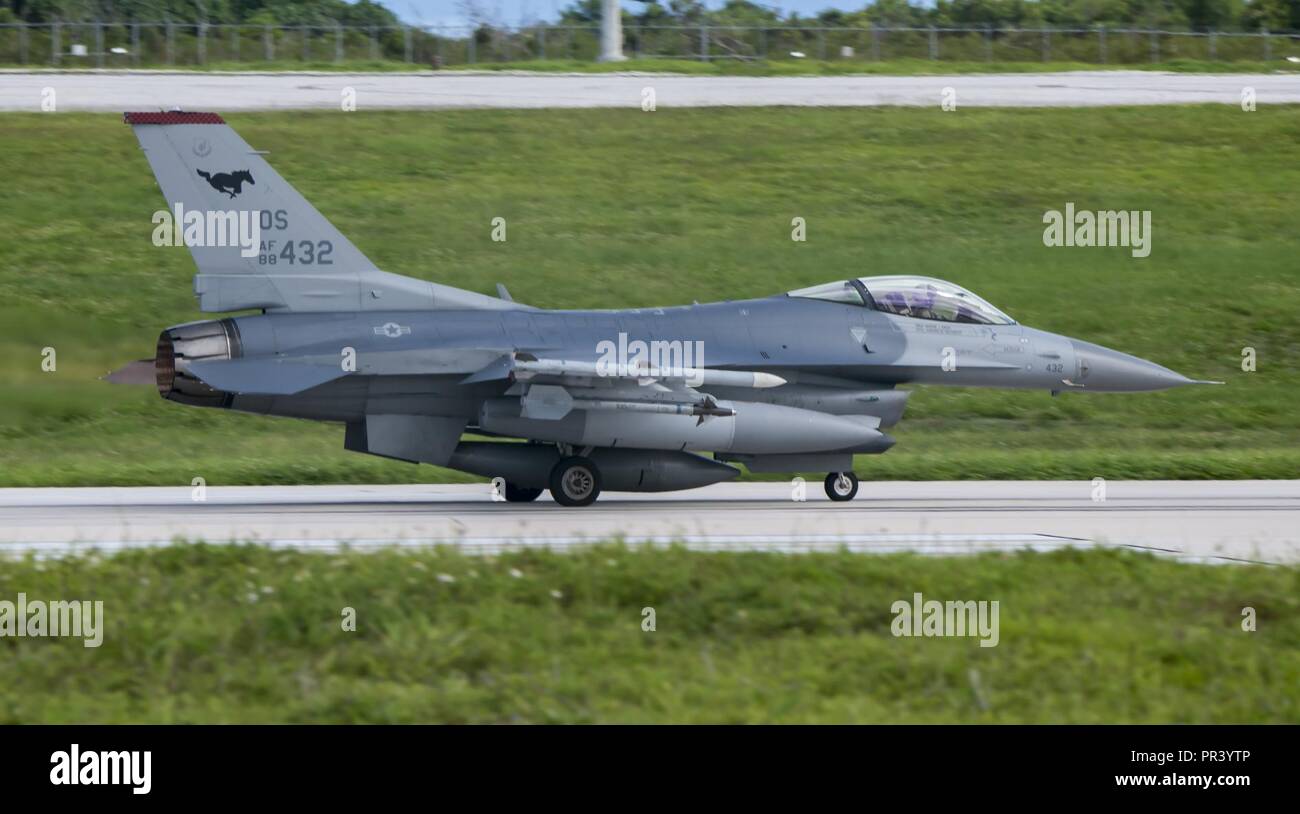 Un U.S. Air Force F-16 Fighting Falcon affecté à la 36e Escadron de chasse, Base aérienne Osan, en Corée du Sud, se préparent à décoller le 26 juillet 2017, à la base aérienne d'Andersen, Guam. Le F-16 Fighting Falcon est un appareil compact, multi-rôle d'avions de chasse. Il est très manoeuvrable et a fait ses preuves dans les combats air-air et air-surface attaque. Il offre un coût relativement faible et de haute performance du système d'armes nucléaires pour les États-Unis et les pays alliés. Banque D'Images