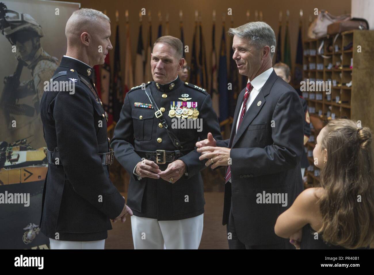De gauche à droite, le colonel du Corps des Marines américain Tyler J. Zagurski, commandant de Marine Barracks, Washington, le Lieutenant-général Robert S. Walsh, commandant général, Marine Corps Combat Development Command, et commandant adjoint, le développement des méthodes de combat et de l'intégration et la U.S. Rep. Robert J. Wittman, le membre du Congrès du 1er district de Virginie, la parole au cours d'une parade au coucher du soleil accueil à l'égard des femmes dans le service militaire pour l'Amérique, Memorial Arlington, Va., 25 juillet 2017. Coucher de défilés ont lieu comme un moyen d'honorer les hauts fonctionnaires, les éminents citoyens et partisans du Marine Corps. Banque D'Images