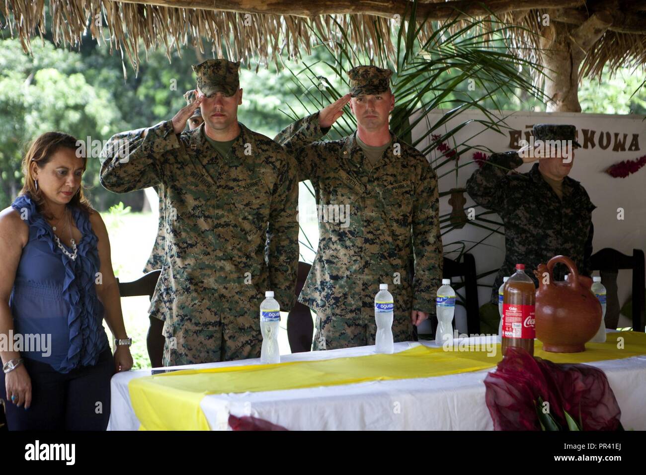 Le capitaine des Marines américain Jarrod D. Deitrich, gauche, le Honduras Plan du fonctionnaire responsable à la logistique, l'élément de combat air-sol marin à des fins spéciales Task Force - région Sud ; le Major des Marines des États-Unis Theodore R. Smith, officier responsable de la LCE, SPMAGTF-SC, et les membres de la table d'honneur salue l'U.S et drapeaux du Honduras comme le serment d'allégeance est joué au début de la cérémonie d'Elvira Tome Elementary School à Trujillo, le Honduras, le 27 juillet 2017. Les marines sont la conduite de projets d'amélioration des infrastructures dans les écoles de la région de Trujillo à la demande du gouvernement de Jose Gonzalez Gonzalez Banque D'Images