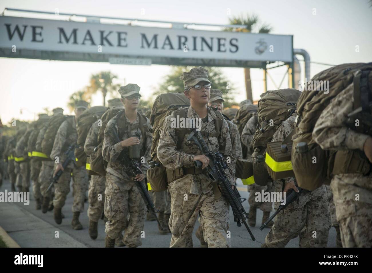 Les recrues du Corps des Marines des États-Unis d'Oscar Société, 4e Bataillon d'instruction des recrues, terminer le dernier tronçon d'un 9-mile randonnée le 22 juillet 2017, sur l'Île Parris, L.C. (à la suite de la randonnée pédestre, les recrues ont gagné leur Eagle, Globe et d'emblèmes et le titre Marine, ce qui en fait le moment de définition des semaines précédentes de la formation. Les deux entreprises sont prévue pour Juillet 22, 2017 études supérieures. Parris Island est le lieu d'entraînement des recrues du Corps des marines depuis le 1 novembre 1915. Aujourd'hui, environ 19 000 recrues proviennent à Parris Island annuellement pour l'occasion de devenir des Marines américains en endurant 12 Banque D'Images