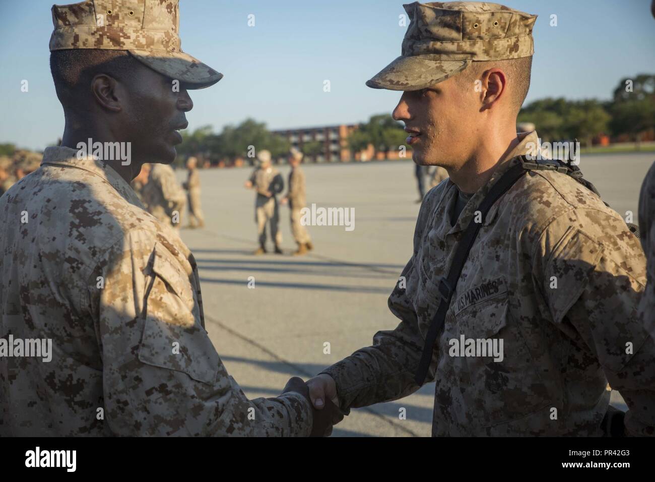 Les instructeurs de perçage du Corps des Marines des États-Unis présente chaque recrue avec un Aigle, emblème d'ancrage et de Globe à l'issue de l'épreuve, signifiant la transformation de recruter dans l'eau de mer. L'emblème est gagné seulement par ceux qui embrassent les valeurs fondamentales des corps et ont prouvé qu'elles étaient dignes d'appartenir à quelques-uns et les orgueilleux. Parris Island est le lieu d'entraînement des recrues du Corps des marines depuis le 1 novembre 1915. Aujourd'hui, environ 19 000 recrues proviennent à Parris Island annuellement pour l'occasion de devenir des Marines américains en endurant 12 semaines de formation rigoureux, transformatrices. Parris Island Banque D'Images