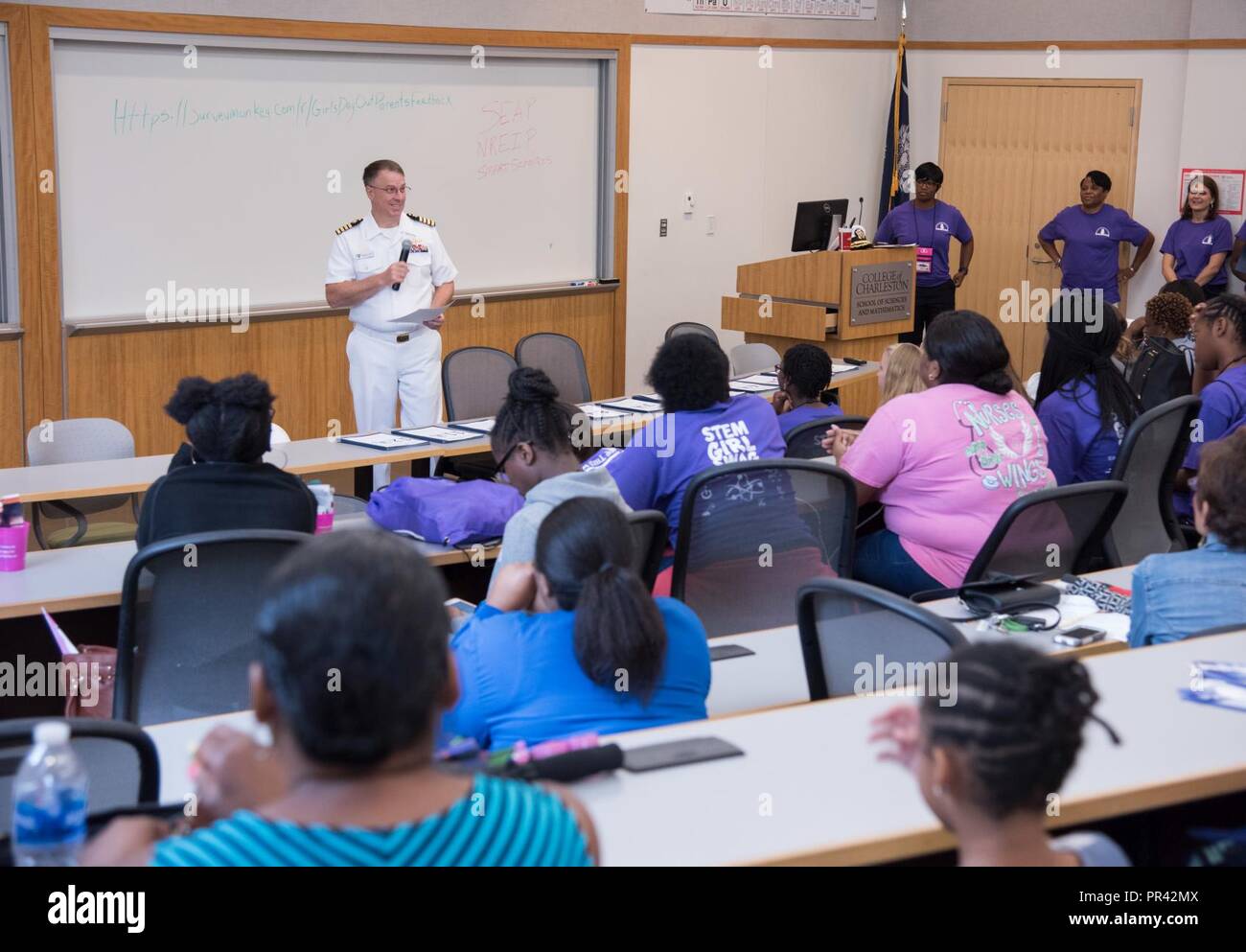 CHARLESTON, S.C. (Juillet 29, 2017) Le Capitaine Scott Heller, commandant du Space and Naval Warfare Systems Center (SSC) de l'Atlantique, parle de l'importance de l'éducation afin que les élèves puissent être la prochaine génération de scientifiques et d'ingénieurs, travaillant aux côtés de l'Atlantique SSC employés. L'ATLANTIQUE SSC développe, acquiert et fournit le soutien du cycle de vie de commandement, contrôle, communications, informatique, renseignement, surveillance et reconnaissance systems, la technologie de l'information et compétences spatiales. Banque D'Images