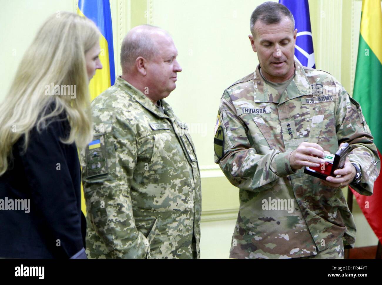 Le lieutenant général de l'armée américaine John Thomson (à droite), commandant du Commandement de l'OTAN Allied Land (LANDCOM), présente une pièce de colonel général de l'UKRAINE Serhii Popko (à gauche), commandant du Commandement des forces terrestres de l'Ukraine, après avoir signé leurs lettres de coopération entre les forces terrestres de l'Ukraine et l'OTAN Commande Commande terrestres alliées lors d'une Trident, le 6 septembre au Centre de la sécurité internationale de maintien de près de l'viv, Ukraine. Banque D'Images