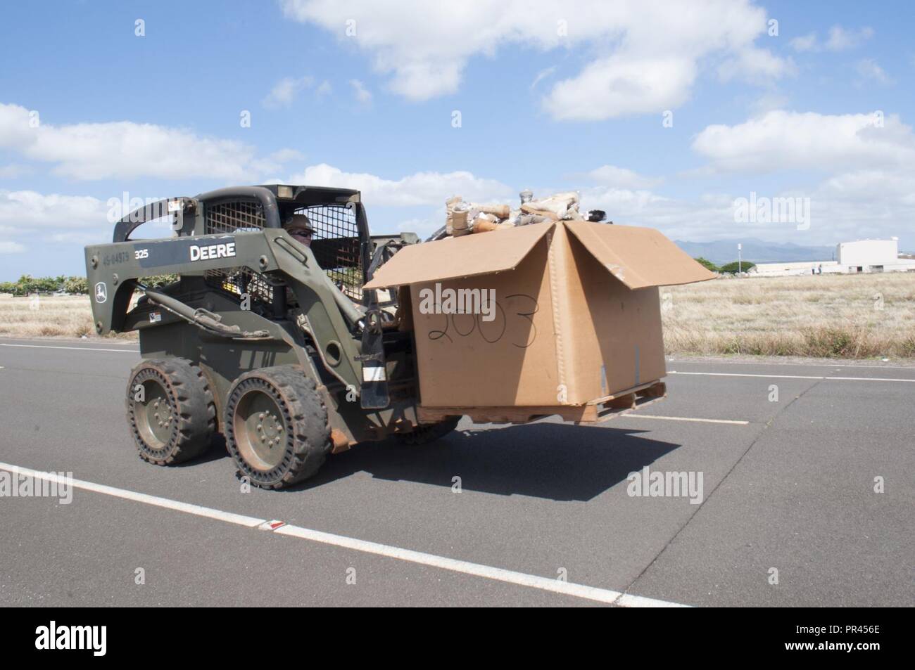 L'ÎLE DE FORD - Opérateur de l'équipement 2e classe Ben Williams, un marin avec l'unité d'entretien 303 Bataillon de construction, exploite une des bottes militaires transportant skid steer à Ford Island, le 6 septembre 2018. Les bottes, portant chacune le nom d'un passé militaire ou chien de travail militaire, sera le chemin pour la maison Fisher 8K Hero & Souvenir courir, marcher ou rouler, prévu pour samedi, le 8 septembre. Les bottes seront affichées via le 15 septembre 2018, à l'angle de l'O'Kane Blvd. et de l'entreprise Rue. Banque D'Images