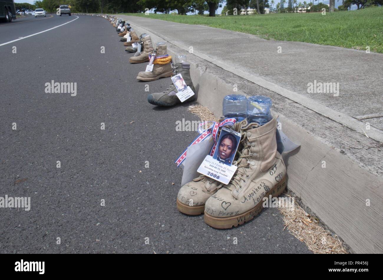 L'ÎLE DE FORD - un démarrage de l'Armée militaire commémorant lieutenant Emily J.T. Perez, qui est mort dans le cadre de l'opération Iraqi Freedom en 2006, se trouve sur la route à l'île de Ford, le 6 septembre 2018. Les bottes, portant chacune le nom d'un passé militaire ou chien de travail militaire, sera le chemin pour la maison Fisher 8K Hero & Souvenir courir, marcher ou rouler, prévu pour samedi, le 8 septembre. Les bottes seront affichées via le 15 septembre 2018, à l'angle de l'O'Kane Blvd. et de l'entreprise Rue. Banque D'Images