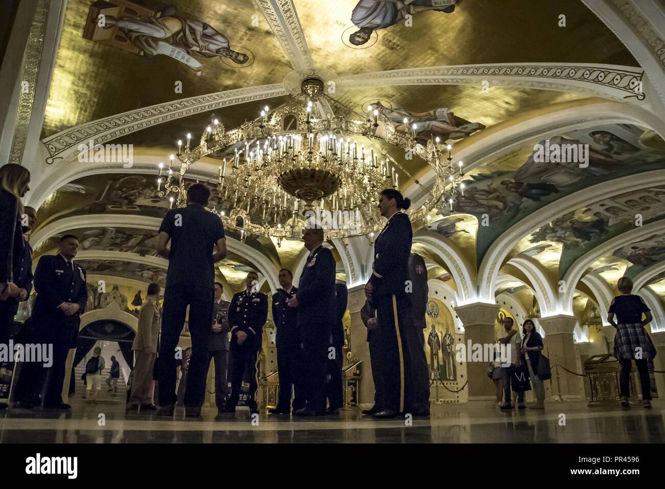 U.S. Air Force, le général Mark E. Bartman, adjudant général de l'Ohio, et son équipe de délégation de la Garde nationale de l'Ohio sont donnés une visite privée du Temple de Saint Sava par les forces armées serbes membres après une visite au ministère de la défense à Belgrade, en Serbie, le 5 septembre 2018. 2018 CAPSTONE est le point culminant de l'exercice annuel d'événements du pour mettre en surbrillance le partenariat ONG-serbe, en mettant l'accent sur le commandement de la garnison, l'aumônier, la planification médicale et distingué chef des réunions entre les principaux cadres supérieurs membres de la Garde nationale de l'Ohio et de la Serbie. (La Garde nationale de l'Ohio Banque D'Images