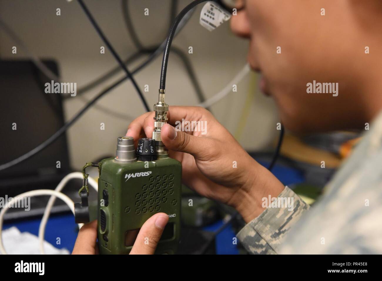 Airman Johnrafael Pena, un 28e Escadron des communications technicien radio  fréquence, les réparations d'une radio de Ellsworth Air Force Base, S.D.,  le 5 septembre 2018. L'atelier d'entretien de radio est responsable de