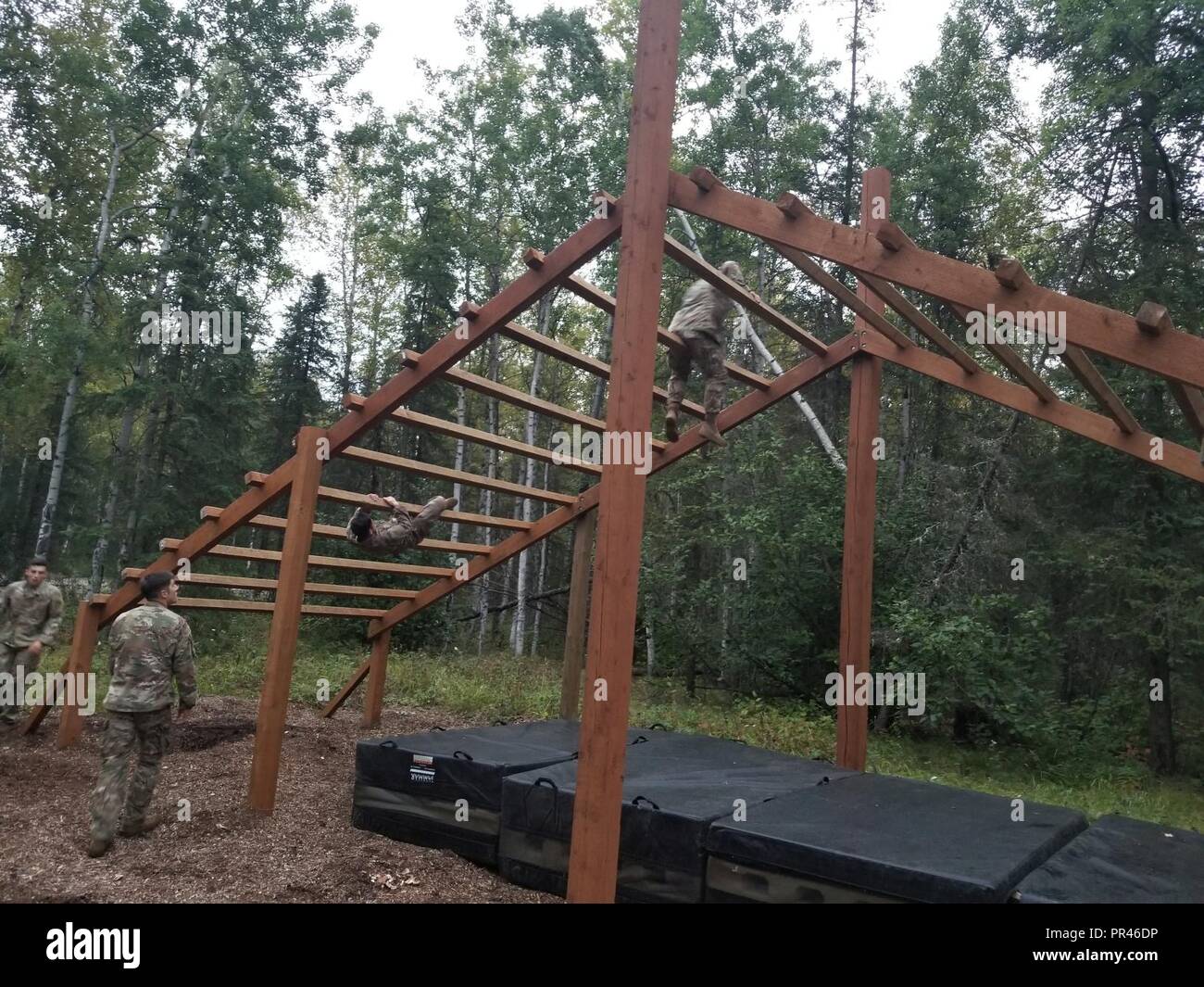 De même, la compagnie de parachutistes du 3e bataillon du 509e Parachute Infantry Regiment d'infanterie, 4e Brigade Combat Team (Airborne), 25e Division d'infanterie de l'armée américaine, l'Alaska, compléter la weaver obstacle pendant la lutte contre l'accent à l'entraînement physique, le 5 septembre, 2018 at Joint Base Elmendorf Richardson, Alaska Banque D'Images