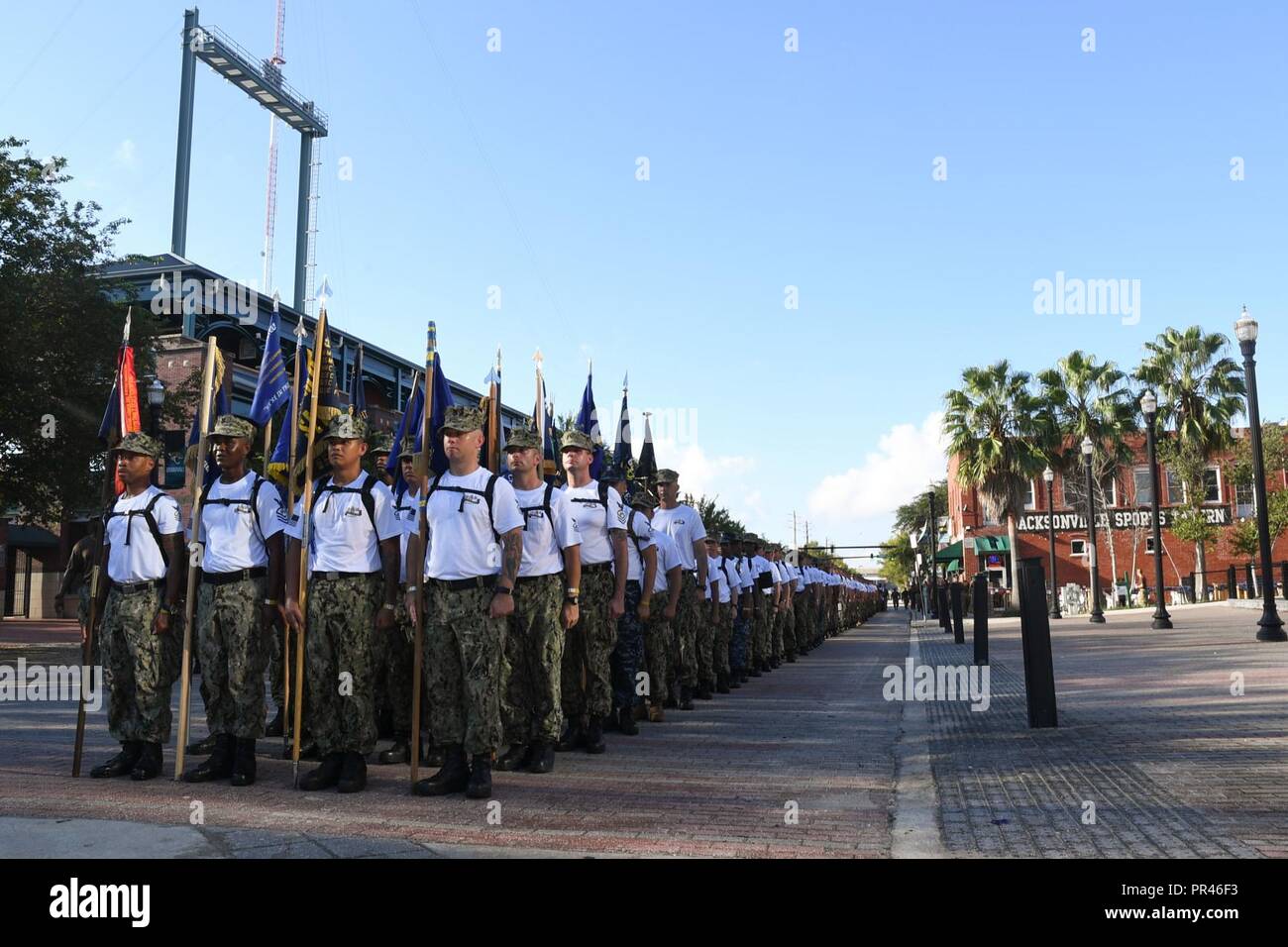 Floride (sept. 6, 2018) Premier maître (CPO) harem stand en formation au cours de la 5e édition de la Journée de la fierté à la CPO Veteran's Memorial Arena à Jacksonville, en Floride Banque D'Images