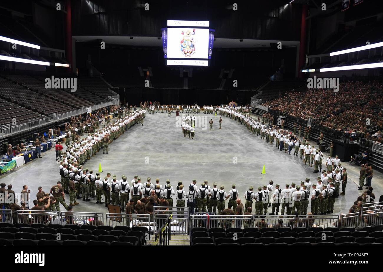 Floride (sept. 6, 2018) Premier maître (CPO) harem remplir le Veteran's Memorial Arena à Jacksonville, en Floride, au cours de la 5e édition de la Journée de la fierté de PCO. Banque D'Images
