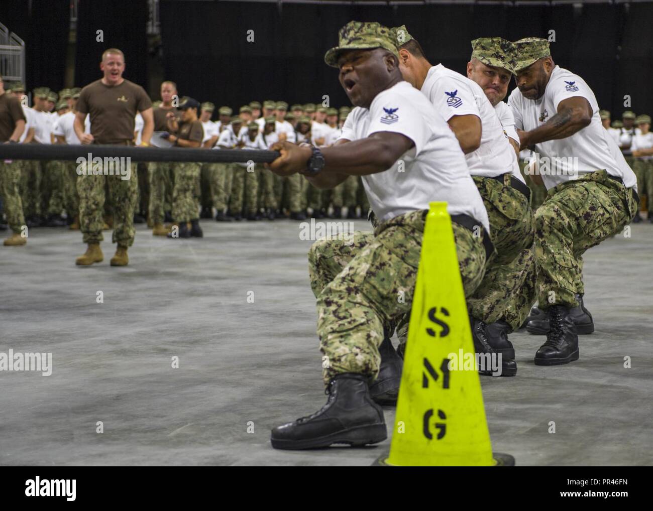 Floride (sept. 6, 2018) Premier maître (CPO) harem la concurrence dans une compétition pendant la cinquième journée de fierté CPO au Veterans Memorial Arena à Jacksonville, en Floride, le 6 septembre 2018. Banque D'Images