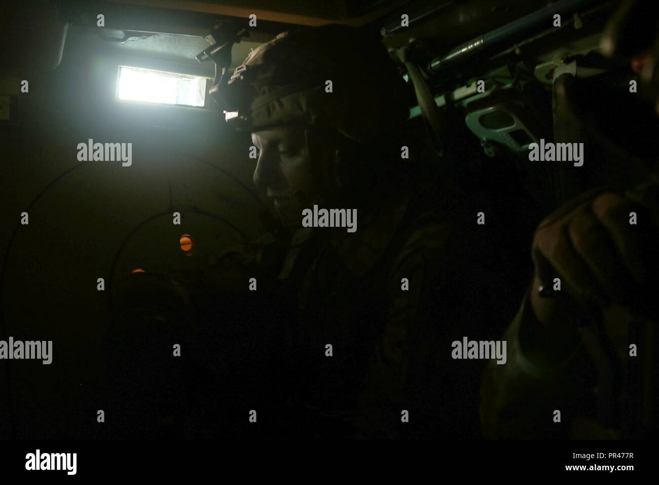 MOHAMED NAGUIB BASE MILITAIRE, L'Egypte -Sgt. Spencer Dowdie, un chef d'équipe pour le 1er bataillon du 155e Armored Brigade Combat Team, communique avec son équipe dans le véhicule de combat Bradley tandis qu'ils poussent vers l'objectif au cours de l'exercice de tir réel interarmes au cours de répétition Bright Star 18, le 11 septembre. Les Bradleys both et des soldats à pied ont fait équipe avec des chars de combat Abrams, Paladins, et plus encore. Banque D'Images