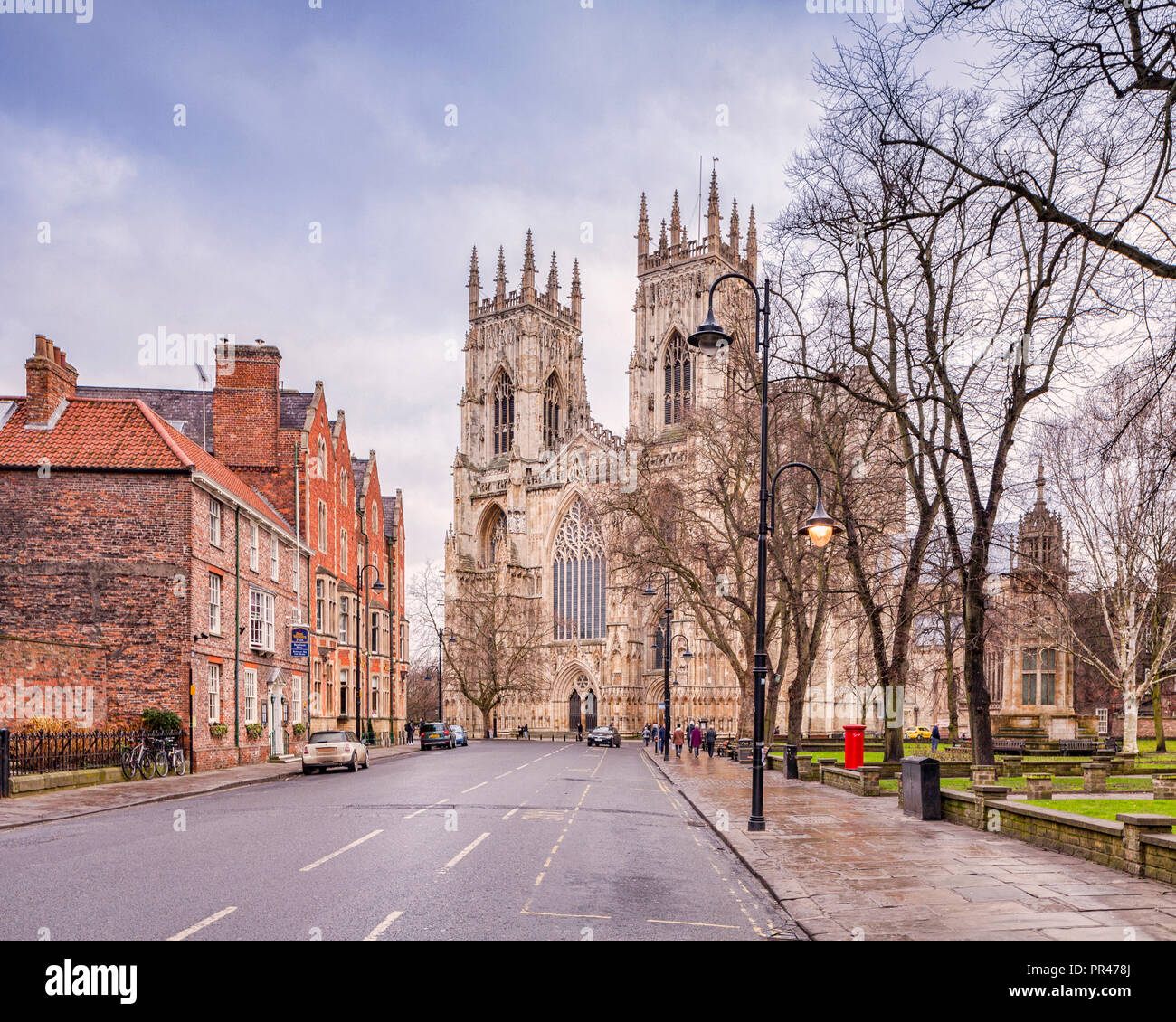 La façade ouest de la cathédrale de York, vu en hiver de Duncombe Place. Banque D'Images